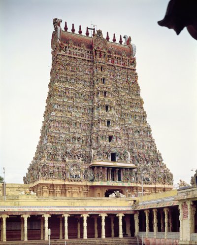 Vista del exterior tallado del gopuram sur de Indian School